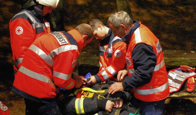 Schnell versorgt waren bei der bung die Verletzten.   | Foto: Thomas  Mink