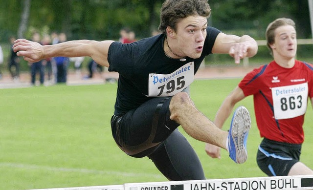 Die Hrde nehmen: Max Scheible vom TV ...inen Sieg ber die 100 Meter Hrden.    | Foto: Ralf Wohlmanstetter