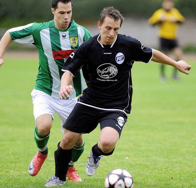 Im Fokus: Dominik  Trefzer  (rechts, F...felden) haben den Ball fest im Blick.   | Foto: Meinrad Schn