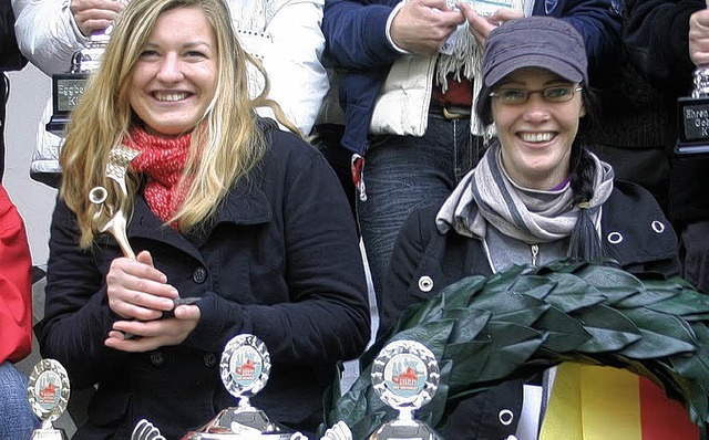 Vera Gravelmann (links) und Dorothea L... Damenteam den Gesamtsieg am Eggberg.   | Foto: susanne Kanele