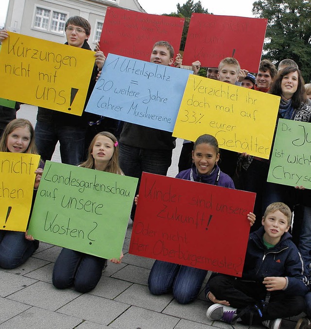 Der Protest der Jugendlichen aus Kuhba...te Krzung der stdtischen Zuschsse.   | Foto: Heidi Fssel