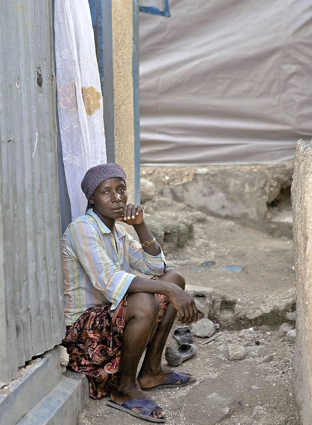 Zelte zu  Wellblechhtten &#8211; eine Frau in einem Notlager in Port-au-Prince  | Foto: AFP