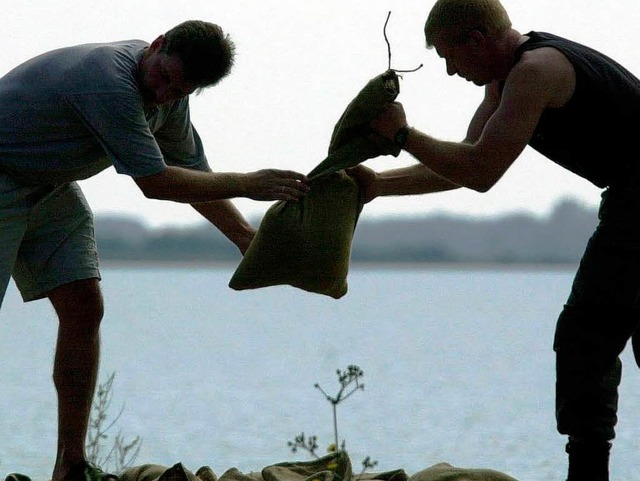 Sandsack-Arbeit ist wieder gefragt in Sachsen.  | Foto: Z1021 Peter Endig