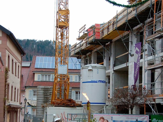 Im Sanierungsgebiet Lange Strae/Elz h... rechts ist inzwischen fertiggestellt.  | Foto: Bernd Fackler