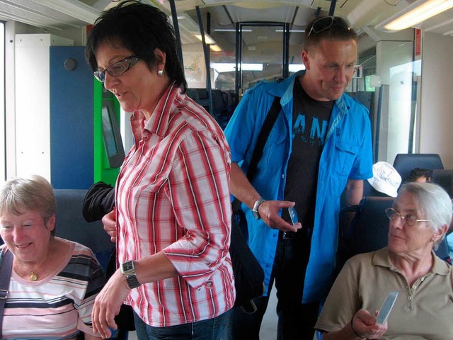 Als Fahrkartenkontrolleure sind Christ...schen Breisach und Freiburg unterwegs.  | Foto: Ines Sle