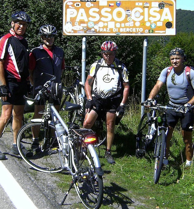 Erschpft, aber zufrieden. Die vier Fr... haben den Passo della Cisa bezwungen.  | Foto: Privat
