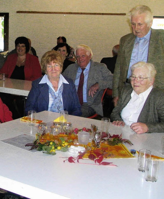 Nach dem Erntedank-Gottesdienst trafen...ttlinger Kirchgnger im Michaelssaal.   | Foto: Bode