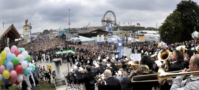 Beim Mnchner Oktober fest ist  der Sa...et ber einen Einsatz als Gasthelfer.   | Foto: DPA