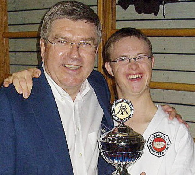 IOC-Vizeprsident Thomas Bach berreic... strahlenden Martin Nltge den Pokal.   | Foto: Verein