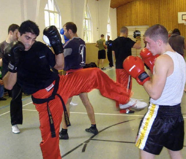 Ein Kick vom Weltmeister: Training bei der Kickbox-Abteilung des TV Grenzach  | Foto: Julie Wetzel