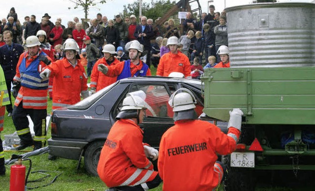 Bei einem Unfall waren ein Auto und ei... bei ihrer   Herbstabschlussbung aus.  | Foto: elisabeth jakob-klblin