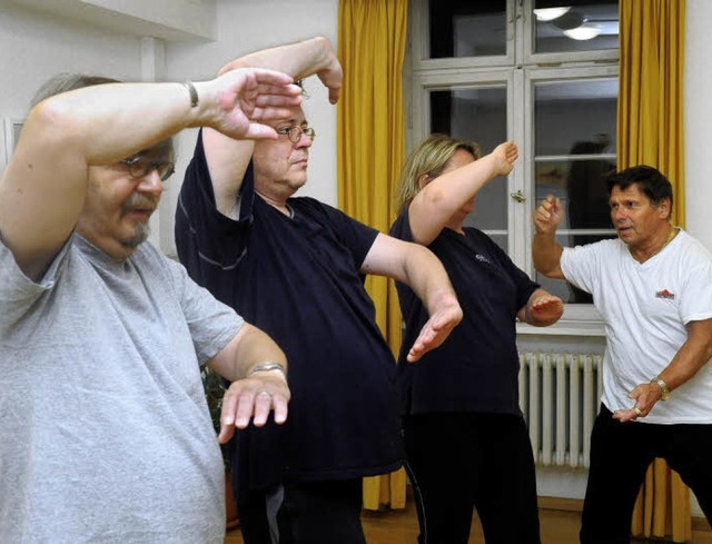 Arme kreisen, Arme strecken: Trainer F...s) zeigt, was hinter Tai Chi steckt.    | Foto: Thomas Kunz