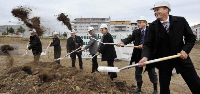 Legten beim Spatenstich noch eine Schi...ttembergische Lebensversicherung AG).   | Foto: Michael Bamberger