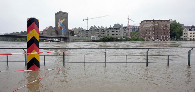 Der Grenzpfahl steht in Grlitz im deu...olnische Stadt Zgorzelec zu erkennen.   | Foto: dpa