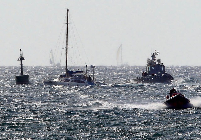 Die Irene (links) wird von israelische...sraelischen Hafen Aschdod eskortiert.   | Foto: dpa
