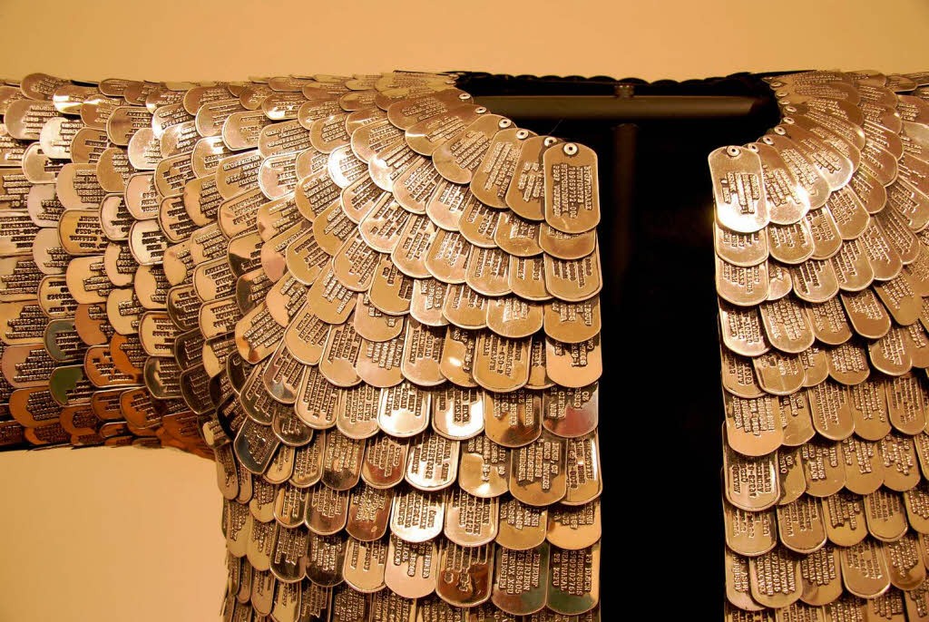 Das Kunstwerk „Metal Jacket“ des Koreaners Doho Suh ging fr 362 500 Dollar weg.