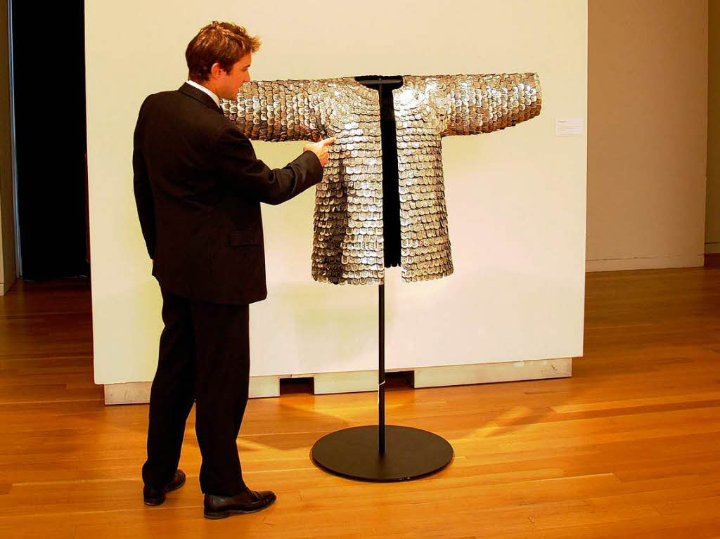 Ein Mann betrachtet das Kunstwerk „Metal Jacket“ von Doho Suh.