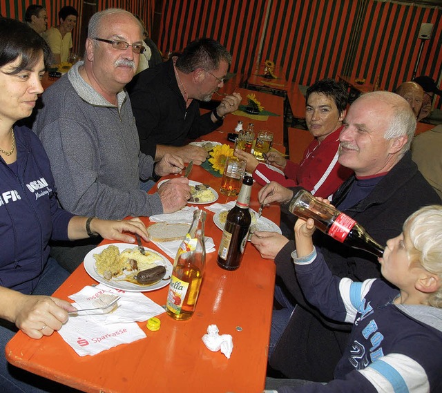 Immer hei und frisch &#8211; so schme... Feuerwehr  Eberfingen besonders gut.   | Foto: Dietmar Noeske