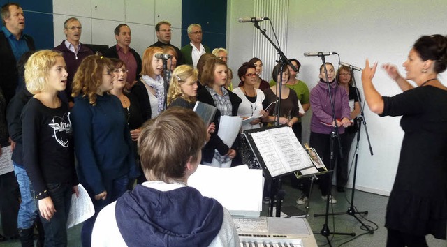 Der Chor  Joy  &amp; Hope  unter der L... am Keyboard  sitzt Philipp Schnebel.   | Foto: Dieter Fink