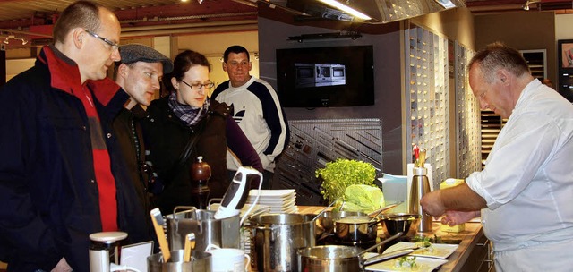 Sternekoch Fritz Zehner verwhnt die G...Mbelschau mit Kabeljau auf Kohlrabi.   | Foto: Tina Lindemann