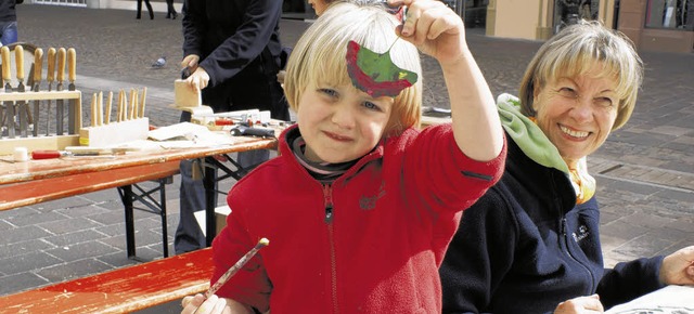 Kreativer Besucher: Stempeln mit Blttern  | Foto: Huwiler