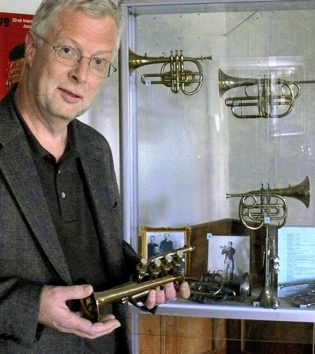 Museumsleiter Johannes Brenke mit eine...tck ist am Wochenende zu begutachten.  | Foto: baumgartner