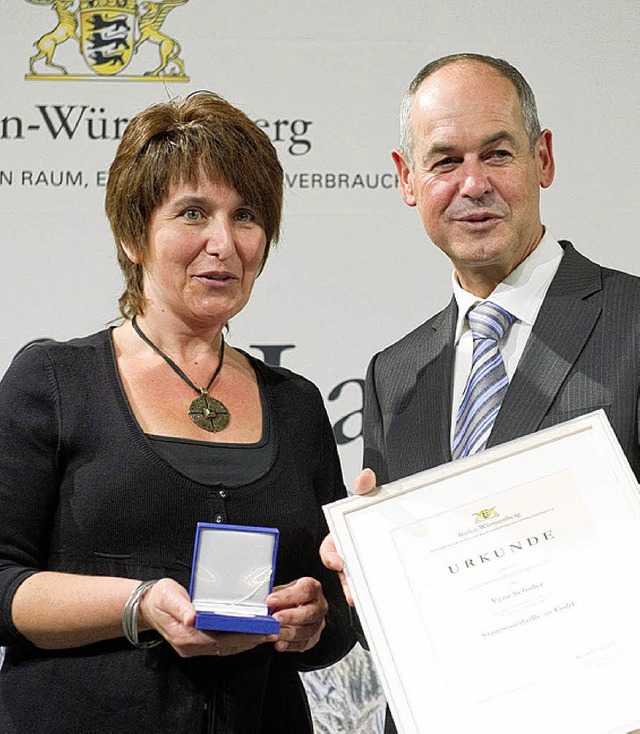 Vera Schuler bei der Auszeichnung mit ...ndwirtschaftsminister Rudolf Kberle.   | Foto: uwe Anspach
