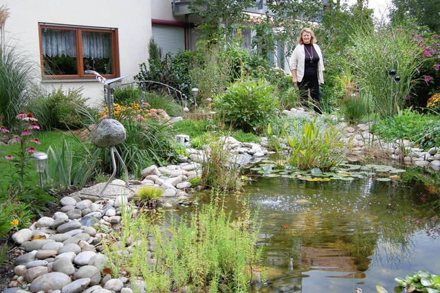 Elke Mller in ihrem Garten in Nollingen  | Foto: Petra Mller