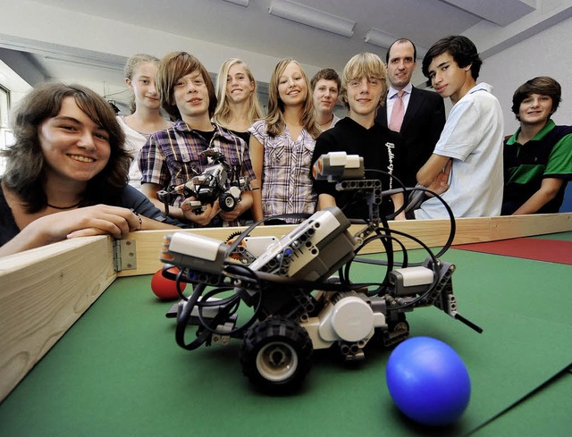 Roboter wie diese werden die Neuntkls...d ihnen das Fuballspielen beibringen.  | Foto: thomas kunz