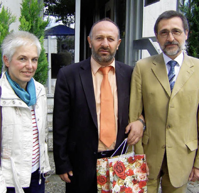 Walter Vehmann (r.) und Margot Heideri...aben Imam Yusuf Durmaz verabschiedet.   | Foto: Privat