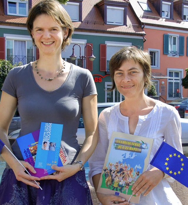 Die Lehrerin Bianca Bernier (links) un... Schlerbegegnungssttte Hand in Hand.  | Foto: Christine Aniol