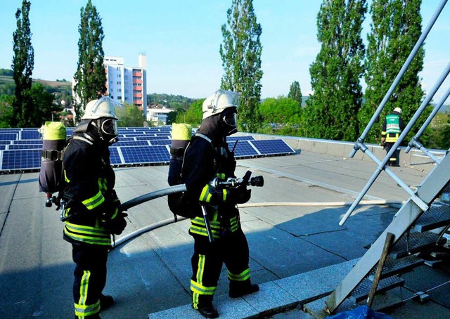 8. Mai 2010: Ernstfall fr die Feuerwe... Dach des Scheffelgymnasiums brannte.   | Foto: knstle