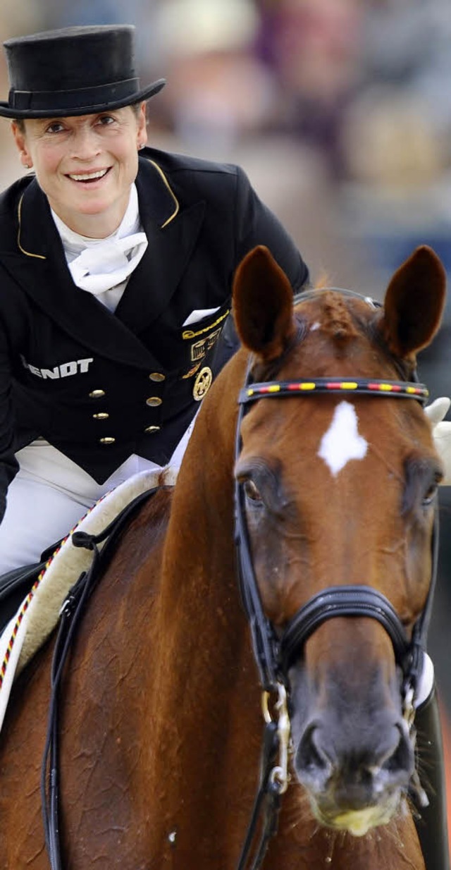 Isabell Werth (Rheinberg) mit ihrem Wallach Warum nicht   | Foto: dpa