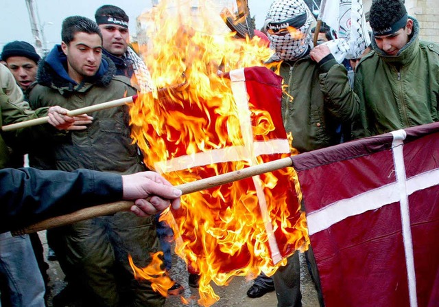 Protest gegen Mohammed-Karikaturen:  I...ern wurden dnische Flaggen verbrannt.  | Foto: ImageForum