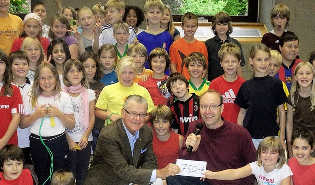 Seilspringerinnen und Seilspringer mit...r Grundschule Herbolzheim (von links).  | Foto: Privat