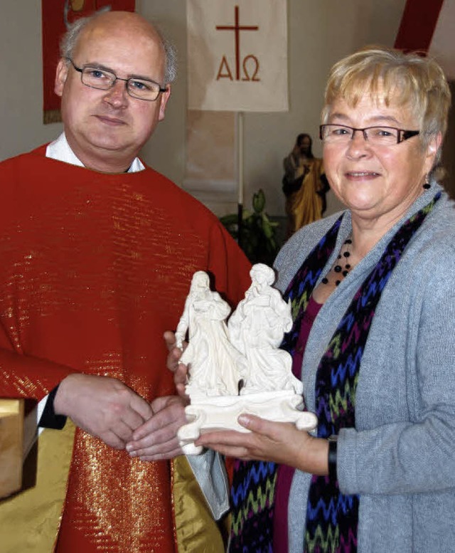 Dank fr 25 Jahre Mesnerdienst: Pfarrer Thorsten Weil und Gabriele Burkhart.   | Foto: Roland Vitt