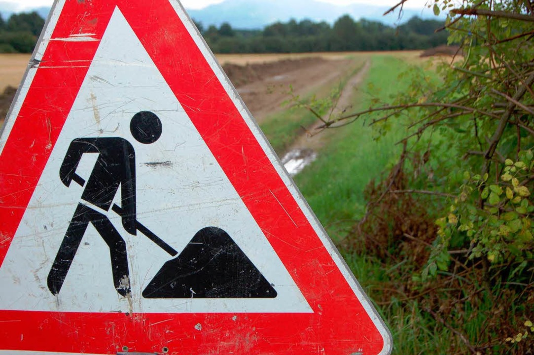 Ein Schild ist da, aber gebaut wird ni...r das Neufeld bei Holzhausen erlassen.  | Foto: Tanja Bury
