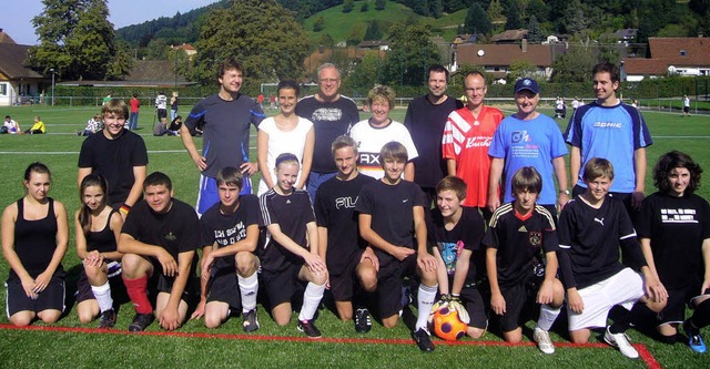 Erstmals stand ein Lehrerteam beim Fu...und das siegreiche Team der Klasse 9.   | Foto: Konrad Ruh