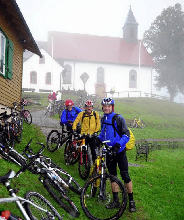 Regen, Klte und Nebel konnten die Bik...hrt auf dem Hrnleberg dabei zu sein.   | Foto: Horst Dauenhauer