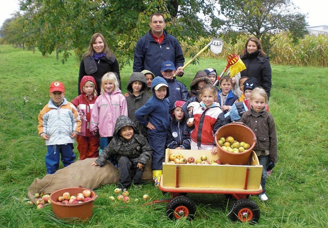 Der Orschweierer Ortsvorsteher Bernd D...e und den Kindern bei der Apfelernte.   | Foto: Privat
