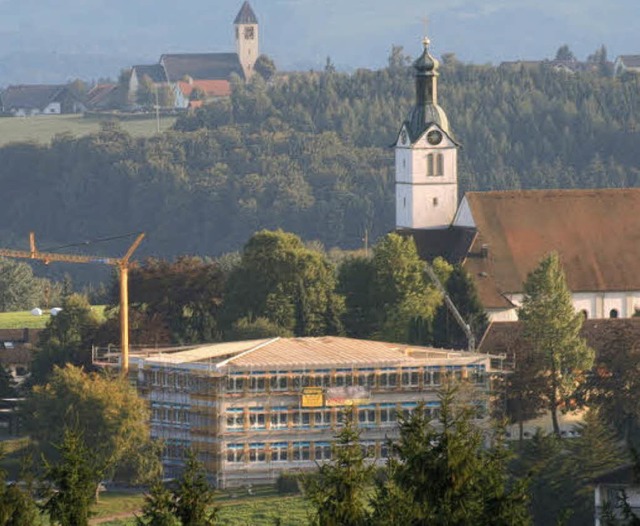 Verpackt  wie bei Christo: Die Schule in Grwihl wird saniert.   | Foto: Denz