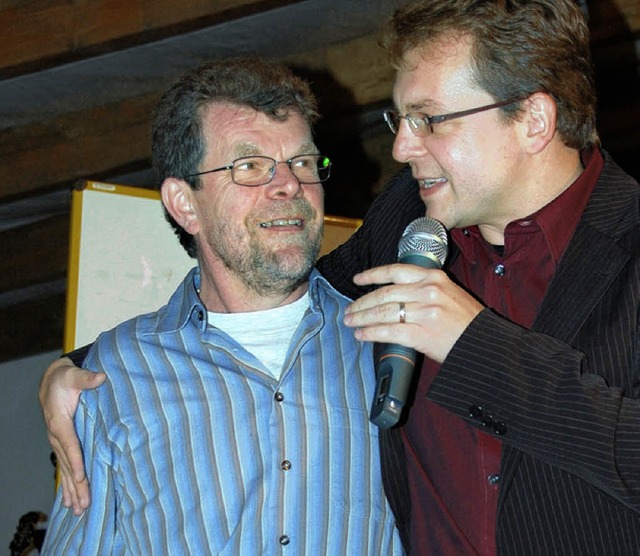 Dennis Traut (rechts) erinnerte an die...enste seines Vorgngers Rudi Schmidt.   | Foto: Frey