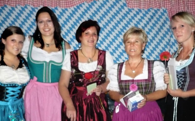 Die letztjhrige Festknigin Sabine Ba...istrgerinnen des Dirndl-Wettbewerbs.   | Foto: Otto selb