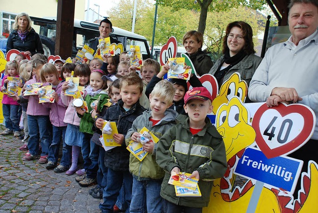 Die Kinder und Erzieherinnen der Kitas...) fr die Aktion Freiwillig Tempo 40.   | Foto: Gertrude Siefke