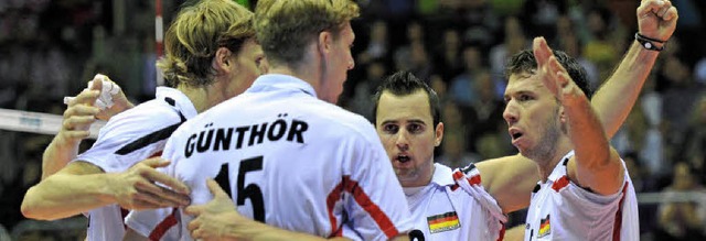 Jubel bei Deutschlands Volleyballern &...er letzten Zwlf ist zum Greifen nah.   | Foto: DPA (A)