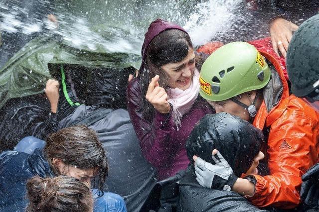 Polizei versucht, Schlossgarten mit Tränengas und Wasserwerfern zu räumen