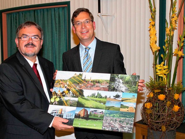 Als Geschenk berreichte Landrat Hanno...n seinen Kollegen Frank Vogel (links).  | Foto: Ulrich Spitzmller - Landratsamt Emmendingen