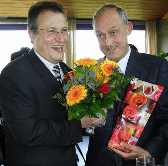 Pfarrer Lorenz Seiser (links) nahm  be...on Dekan Eugen Dannenberger entgegen.   | Foto: Dieter Maurer