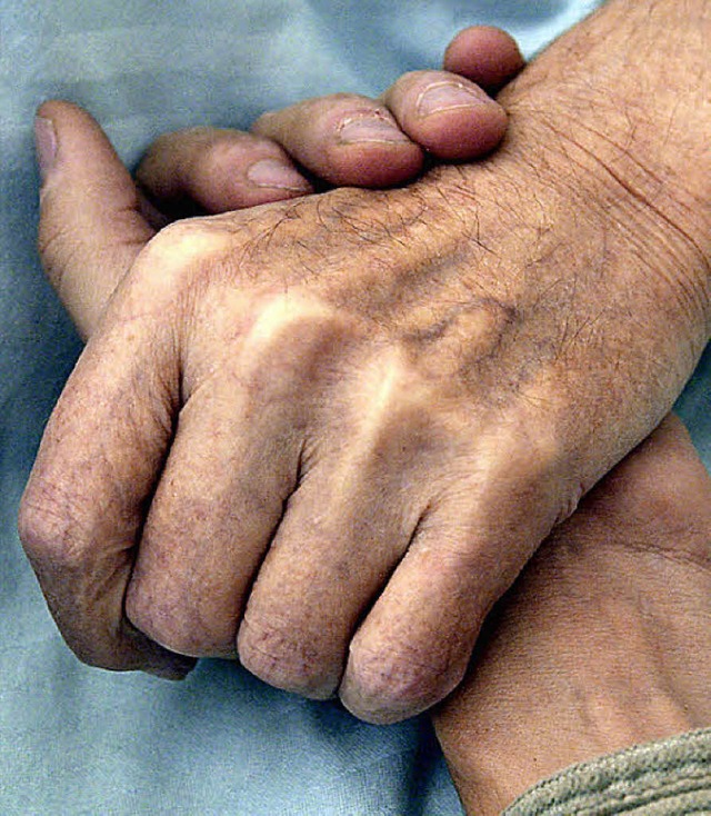 Hand in Hand in der Pflege von Demenzkranken.   | Foto: dpa