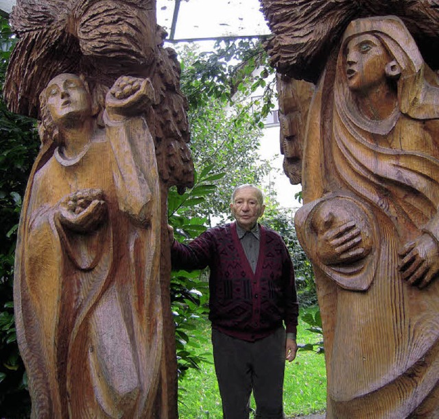 Der Bildhauer Hubert Bernhard vollende...lten aus der griechischen Mythologie.   | Foto: Karin Heinze